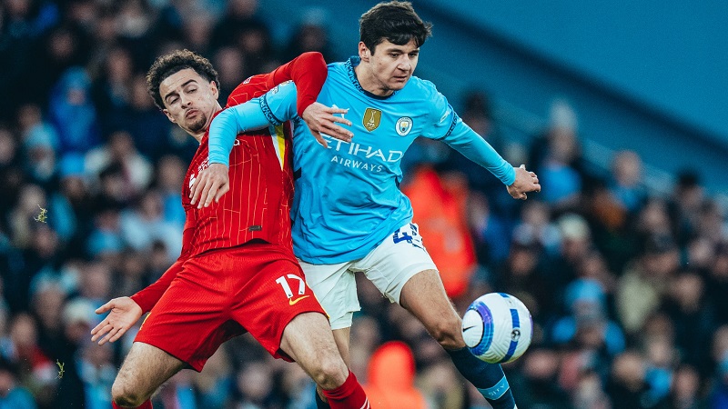 Man city vs liverpool phong do